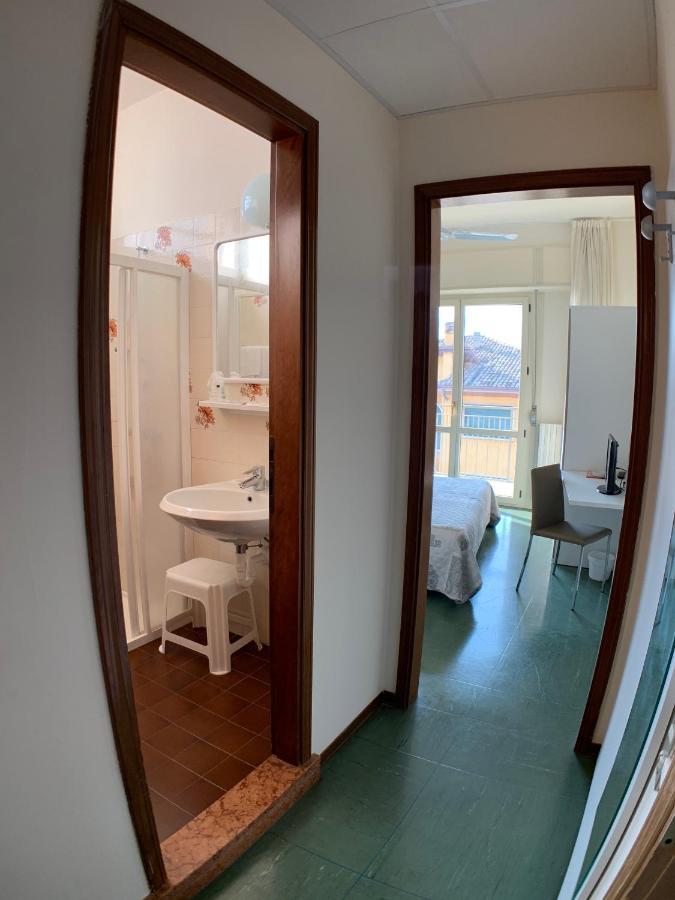 Hotel Sorriso Brenzone sul Garda Bagian luar foto