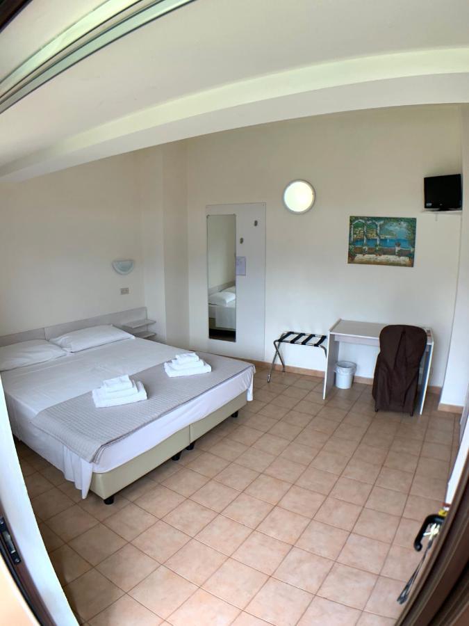 Hotel Sorriso Brenzone sul Garda Bagian luar foto