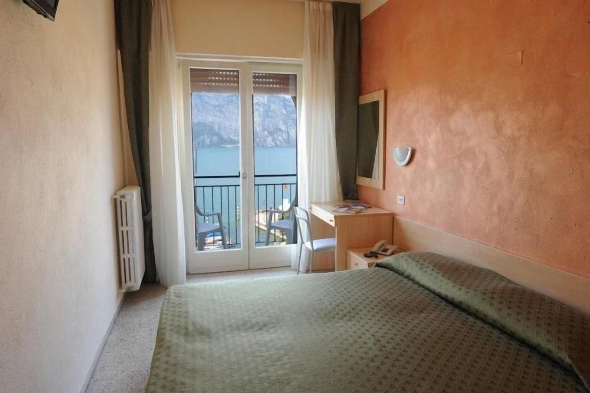 Hotel Sorriso Brenzone sul Garda Bagian luar foto
