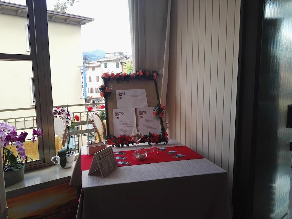 Hotel Sorriso Brenzone sul Garda Bagian luar foto