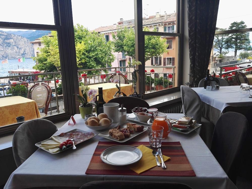 Hotel Sorriso Brenzone sul Garda Bagian luar foto
