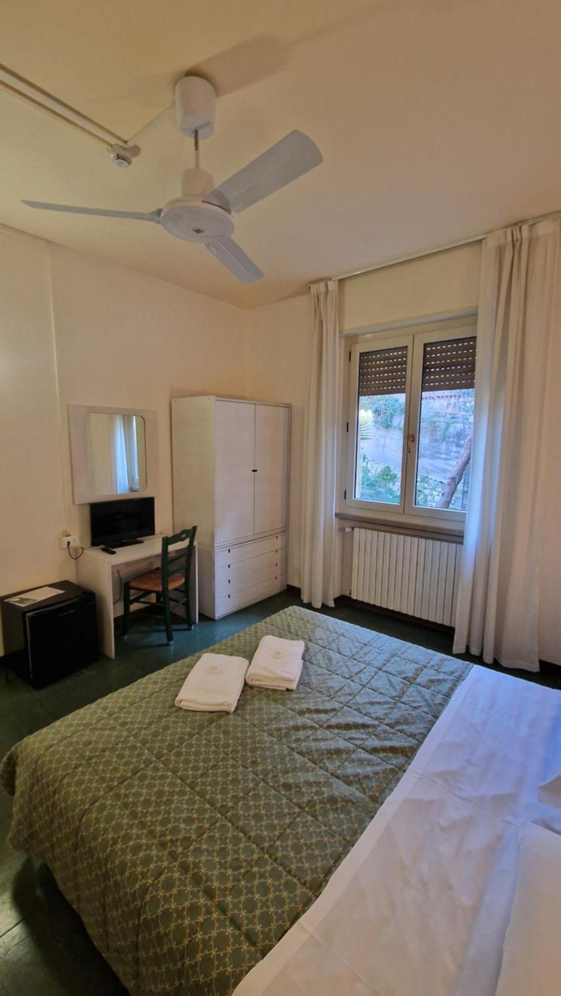 Hotel Sorriso Brenzone sul Garda Bagian luar foto