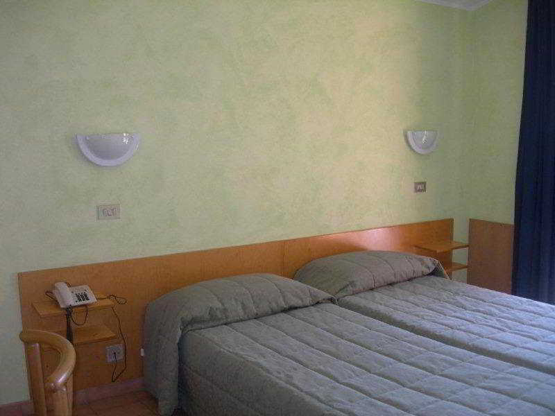 Hotel Sorriso Brenzone sul Garda Bagian luar foto